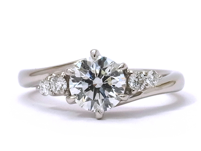 彼女の気に入るデザインに納得の品質のダイヤモンドの婚約指輪