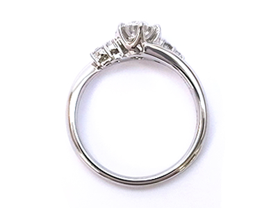 彼女の気に入るデザインに納得の品質のダイヤモンドの婚約指輪