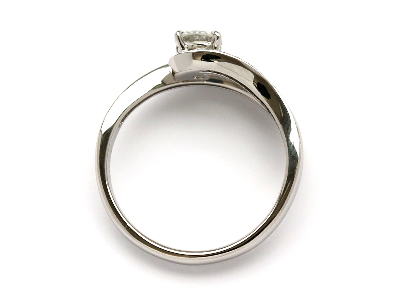 30年以上前の立てづめの婚約指輪を気軽に使えるデザインに