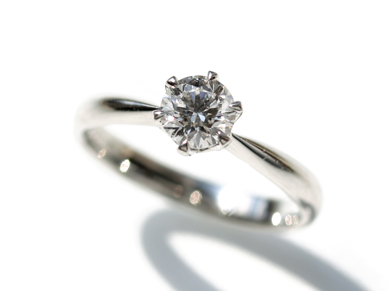 指輪として使わない婚約指輪を使いやすいネックレスにリフォーム
