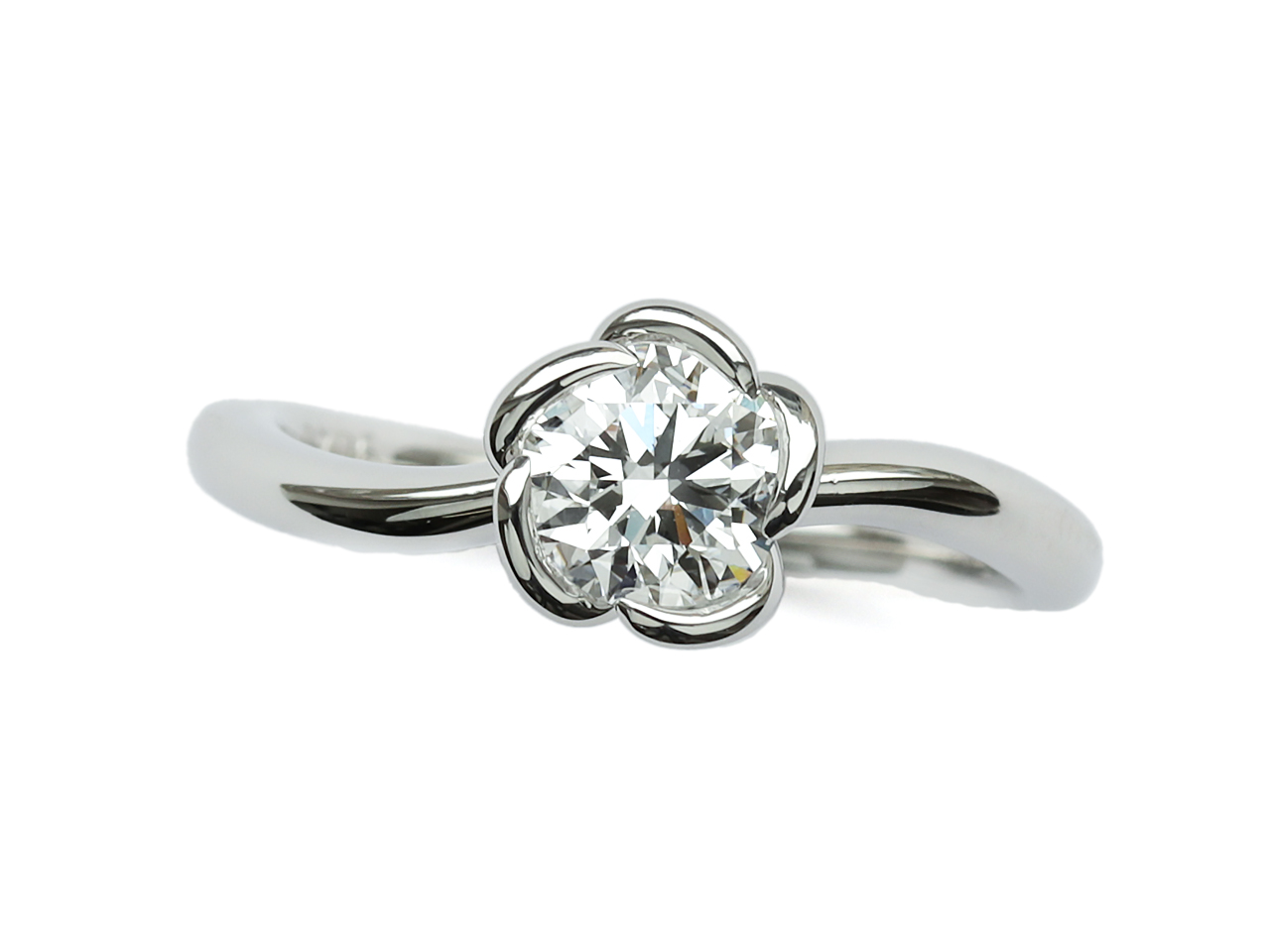 彼女が好きなデザイン、彼が渡したい良質なダイヤで婚約指輪を