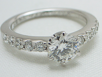 上品でゴージャスな婚約指輪