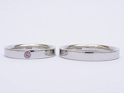 ピンクサファイアが輝く結婚指輪