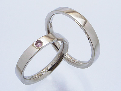 ピンクサファイアが輝く結婚指輪
