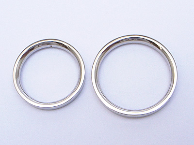 ピンクサファイアが輝く結婚指輪