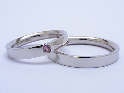 ピンクサファイアが輝く結婚指輪