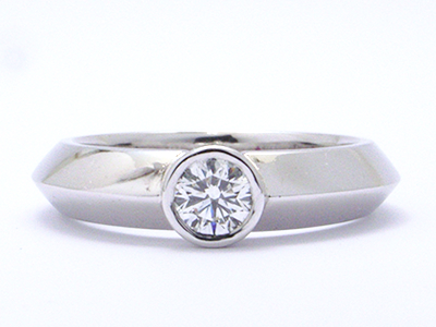 ダイヤ輝くメンズ結婚指輪