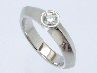 ダイヤ輝くメンズ結婚指輪