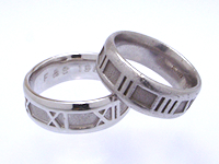 溶かして作る槌目の結婚指輪