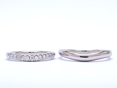 ダイヤ繋がるＶ字結婚指輪