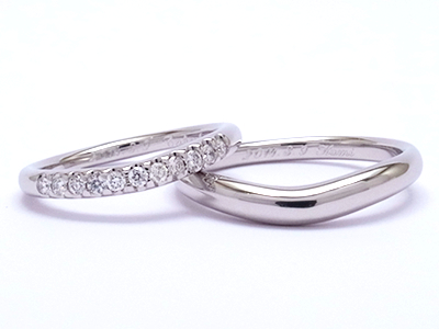 ダイヤ繋がるＶ字結婚指輪