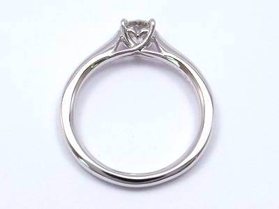 ４本爪の婚約指輪