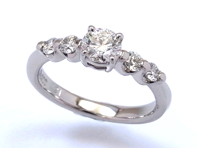 彼が納得するダイヤモンドと彼女が気に入るデザインの婚約指輪