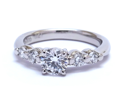 彼が納得するダイヤモンドと彼女が気に入るデザインの婚約指輪