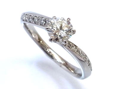 結納で渡す婚約指輪は、家族が大切にする指輪から生まれたもの