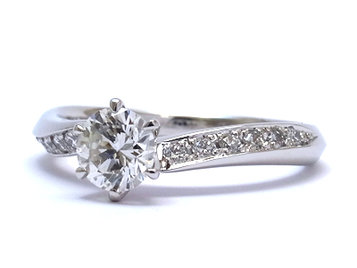 結納で渡す婚約指輪は、家族が大切にする指輪から生まれたもの