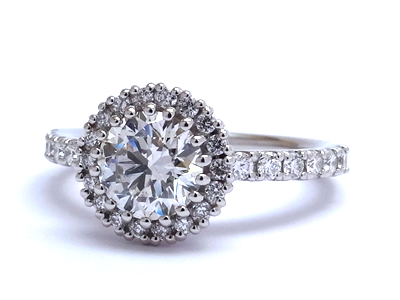有名ブランドやブライダル専門店ではない、ダイヤ重視の婚約指輪