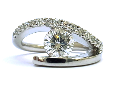 立て爪をひっかかりのないメレダイヤモンドで華やかな指輪へ