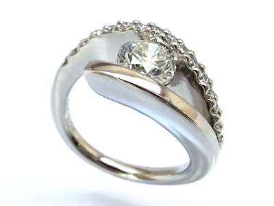 立て爪をひっかかりのないメレダイヤモンドで華やかな指輪へ
