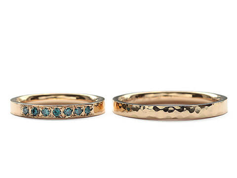 ゴールドにブルーダイヤモンドと槌目のかっこいい結婚指輪