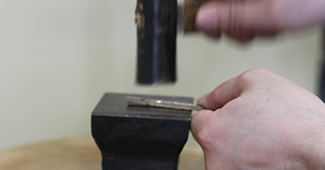 叩いて平らにする