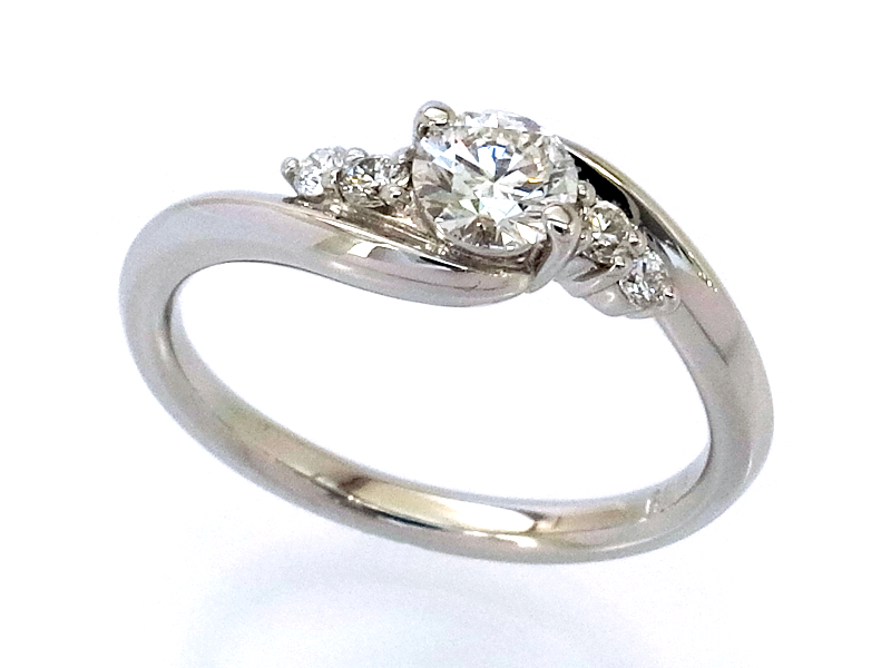 3ExcellentダイヤモンドをS字ラインの婚約指輪に