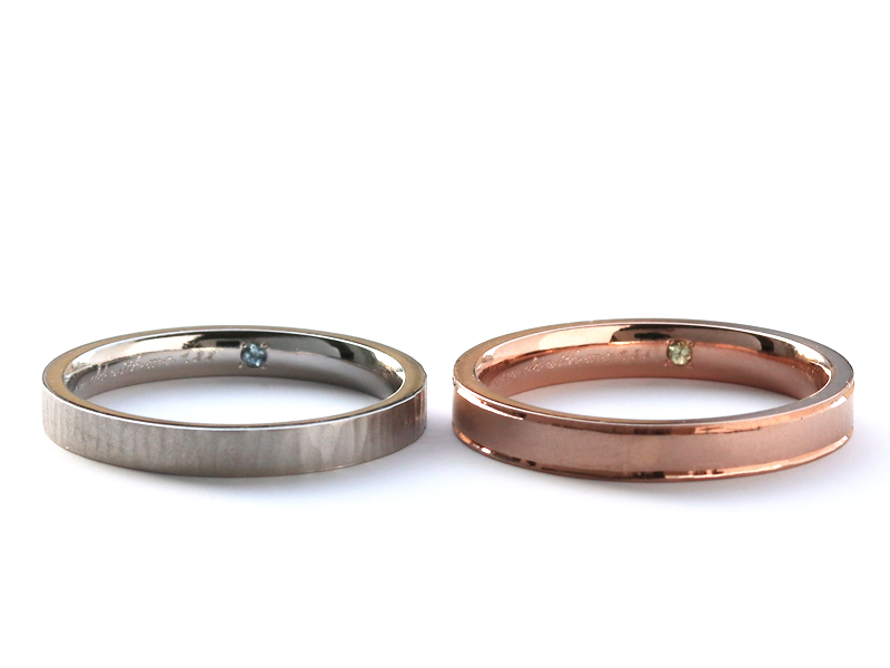 槌目と梨地で表情が生まれる鍛造手作り結婚指輪