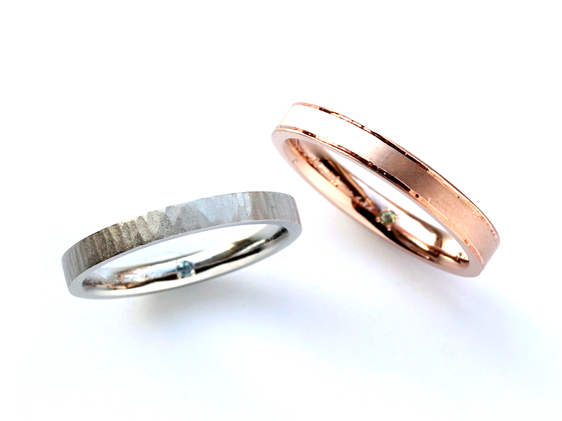 槌目と梨地で表情が生まれる鍛造手作り結婚指輪