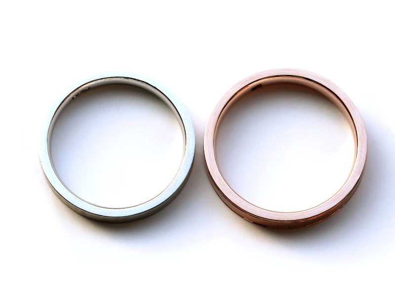 槌目と梨地で表情が生まれる鍛造手作り結婚指輪