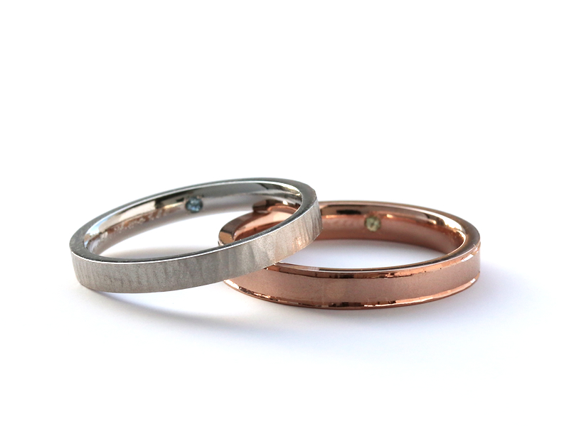 槌目と梨地で表情が生まれる鍛造手作り結婚指輪