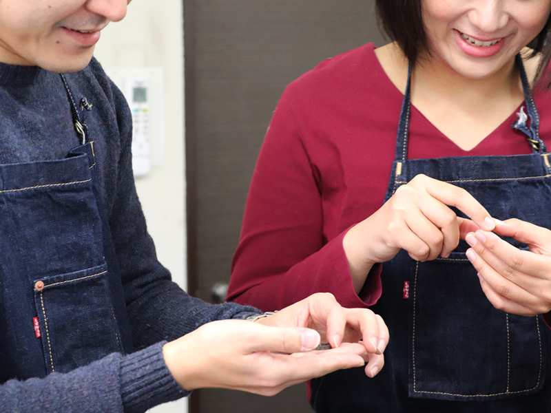 槌目と梨地で表情が生まれる鍛造手作り結婚指輪