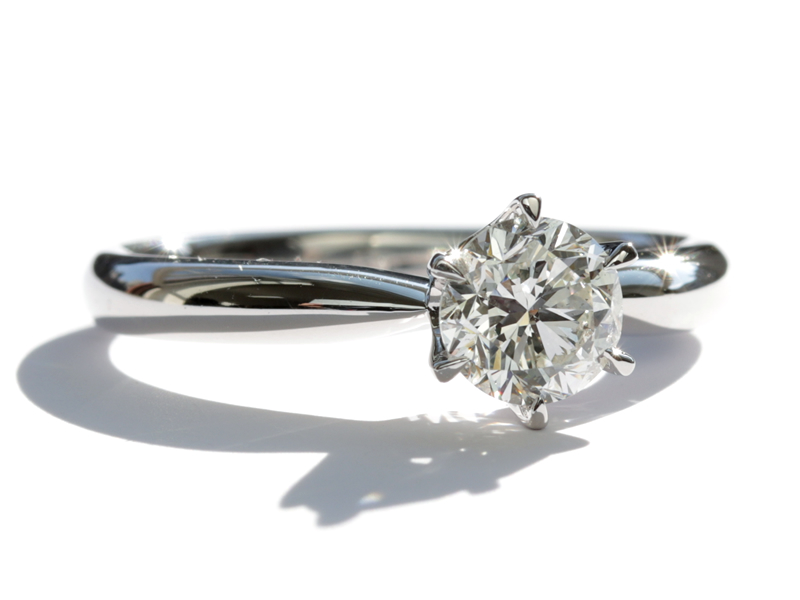 婚約指輪探しはブランドを周りダイヤの品質と大きさでオーダー
