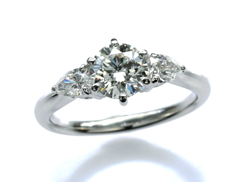 ブランドと比較検討して辿り着いた上質の婚約指輪