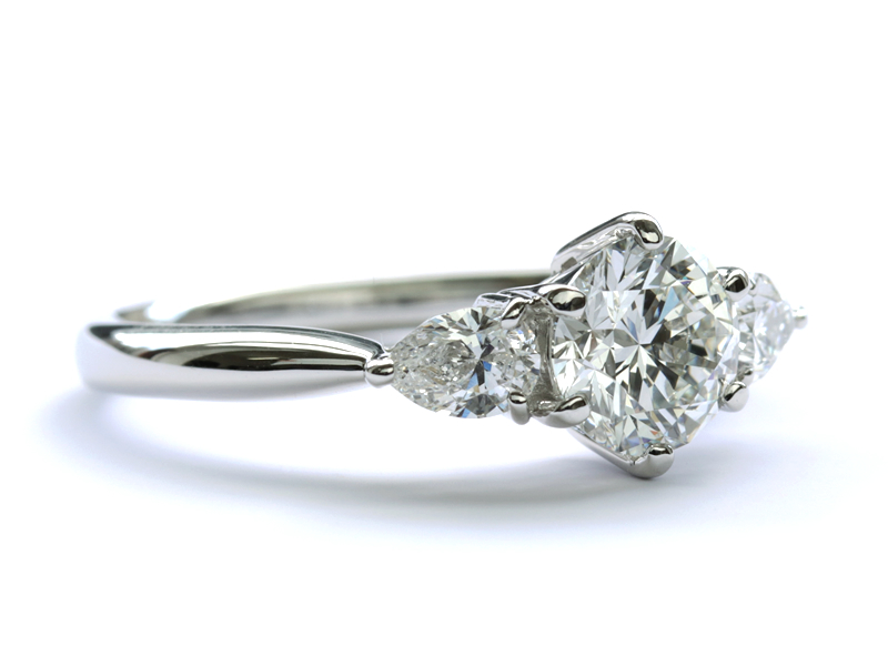 ブランドと比較検討して辿り着いた上質の婚約指輪