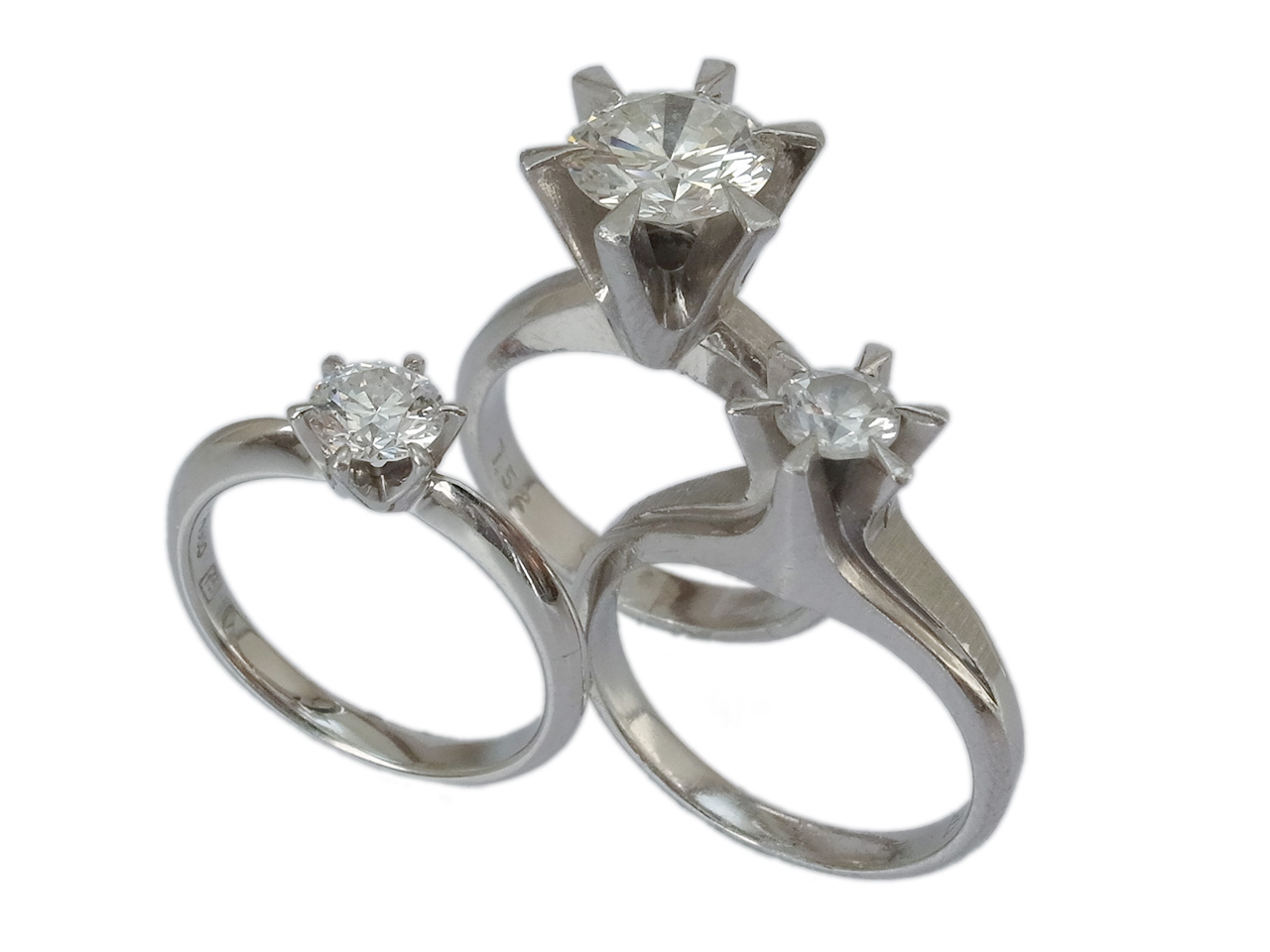 眠っていた母の形見のダイヤと私の婚約指輪が３石並ぶペンダント