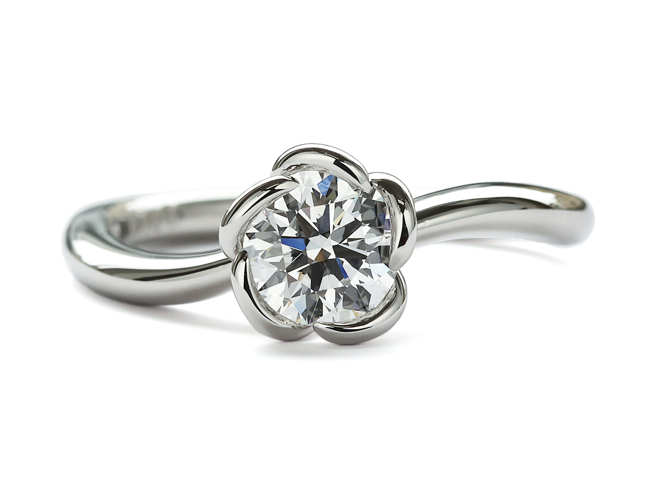 彼女が好きなデザイン、彼が渡したい良質なダイヤで婚約指輪を
