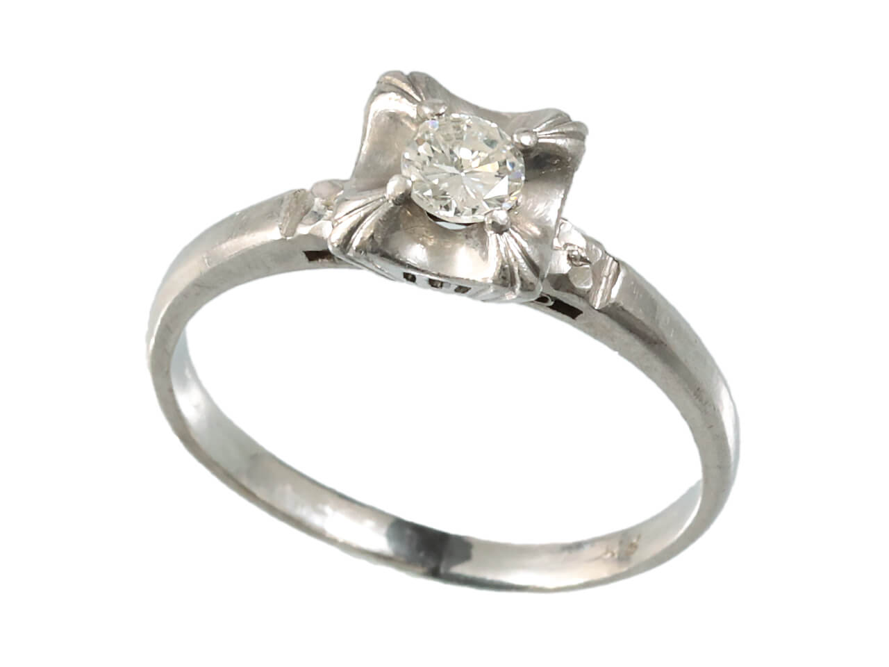 祖母の婚約指輪に留まっているダイヤモンドをピアスにリフォーム
