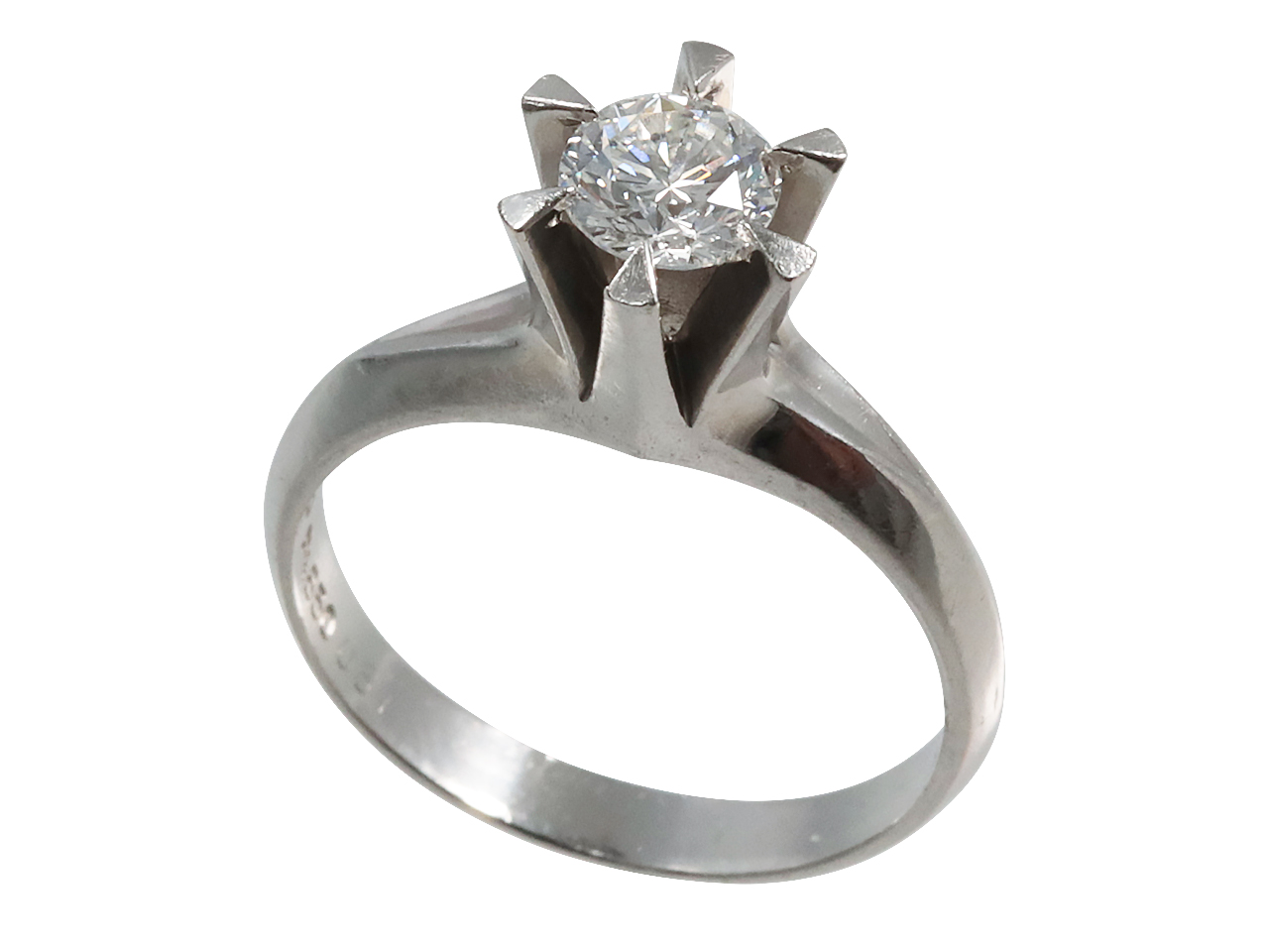 メレダイヤモンドで取り巻いたピンクゴールドの婚約指輪へ
