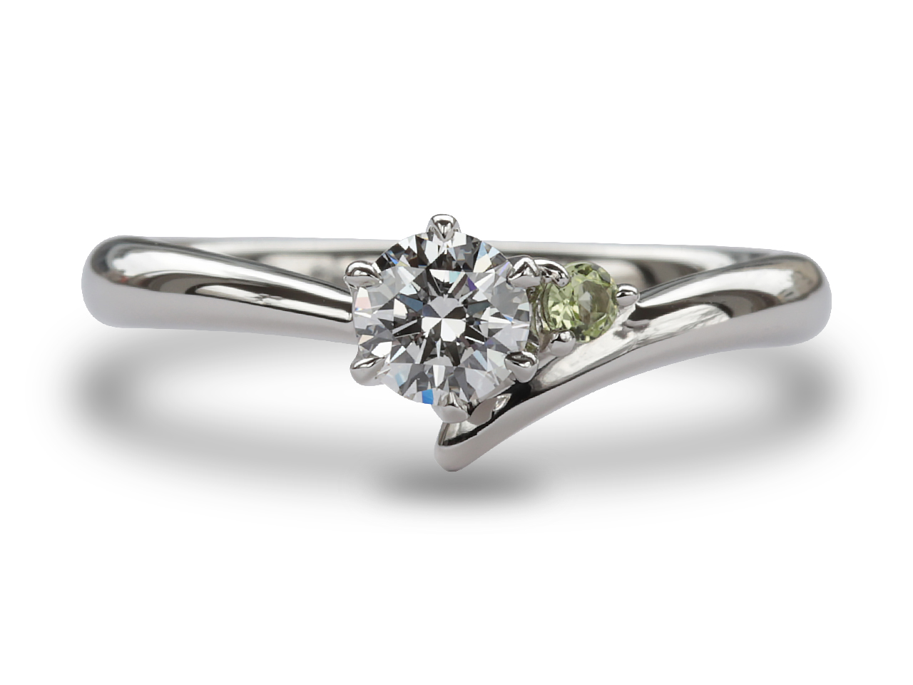 【12348話】輝くペリドットとダイヤモンド: カスタム婚約指輪の魅力