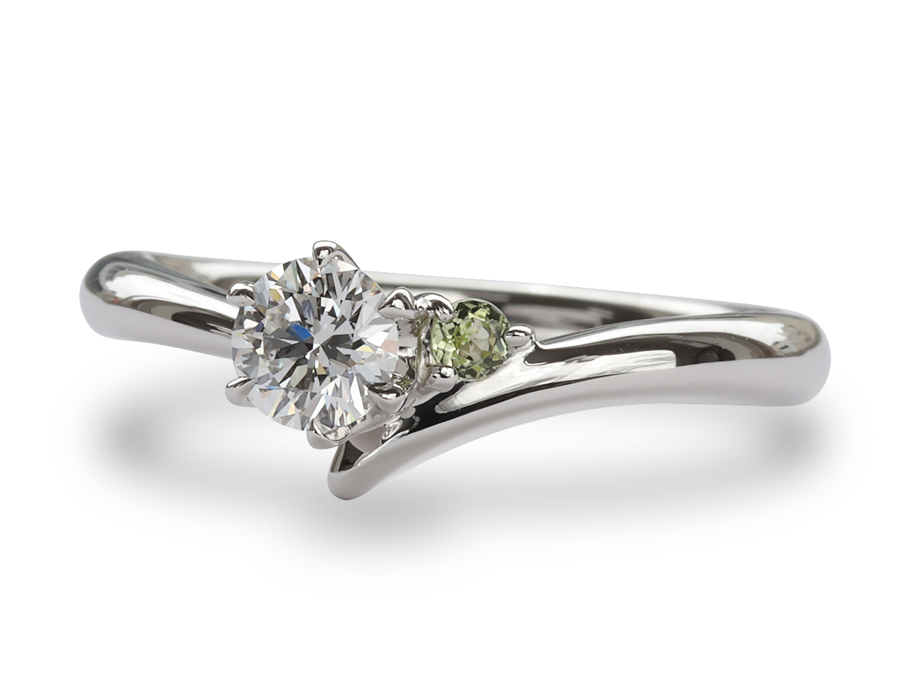輝くペリドットとダイヤモンド: カスタム婚約指輪の魅力