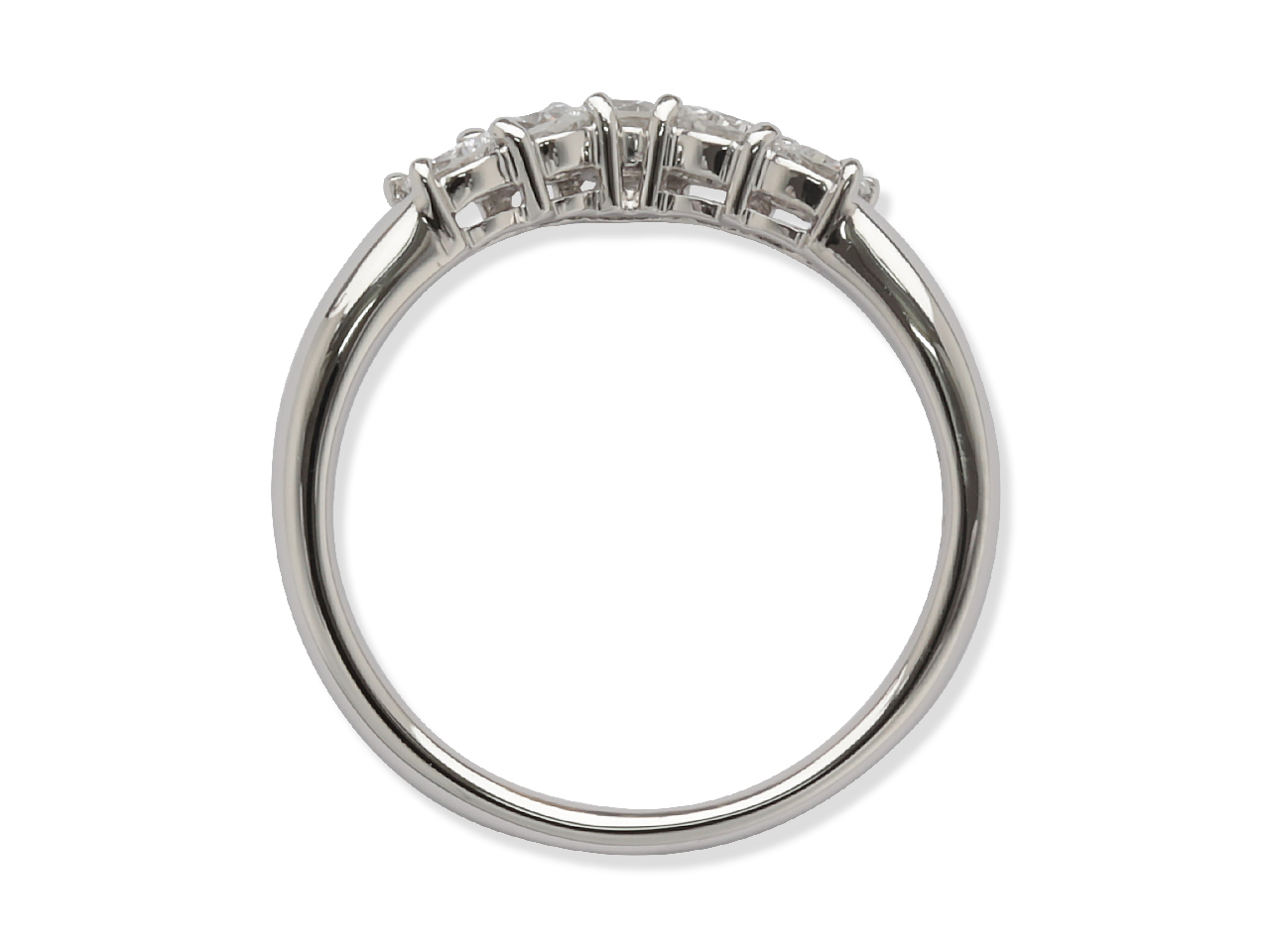 V字デザインのダイヤモンドリング。宝石整理で輝くファッション