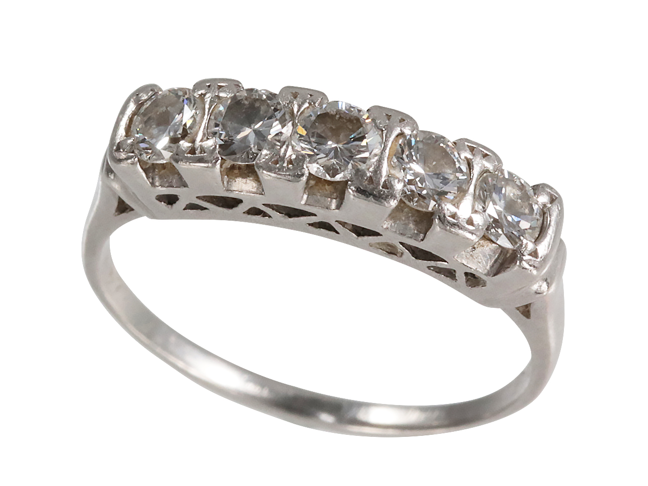 V字デザインのダイヤモンドリング。宝石整理で輝くファッション