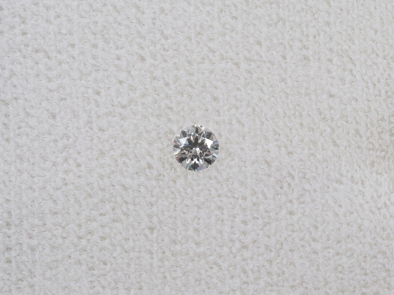 0.1ct小さめ天然ダイヤの3点留め片側ピアスをK18で制作