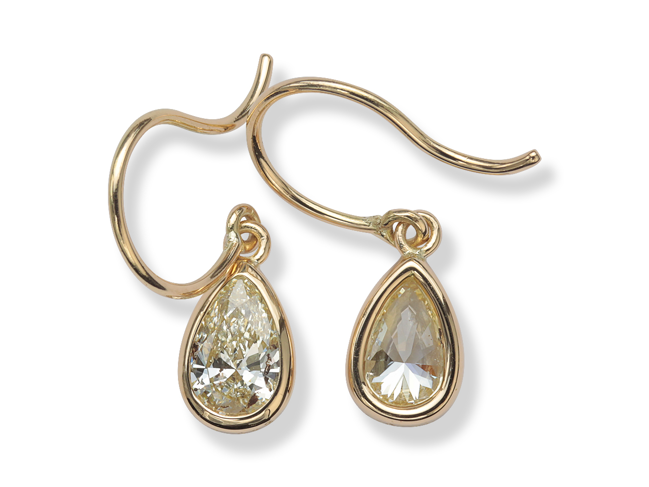 遠方オーダーでフックから整えたペアシェイプピアス