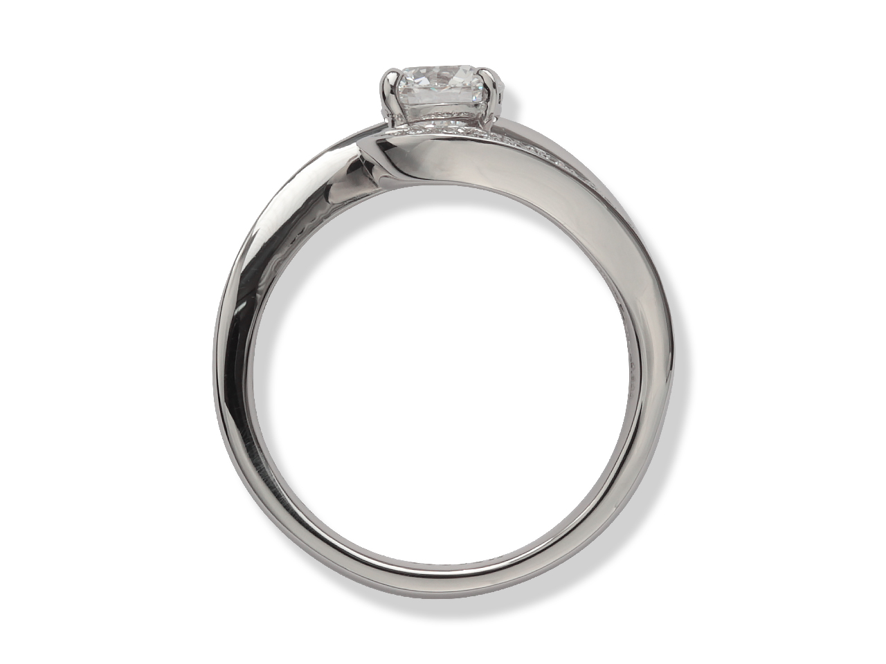 息子の社会人を機に、行事用だった婚約指輪を日常使いの形へ