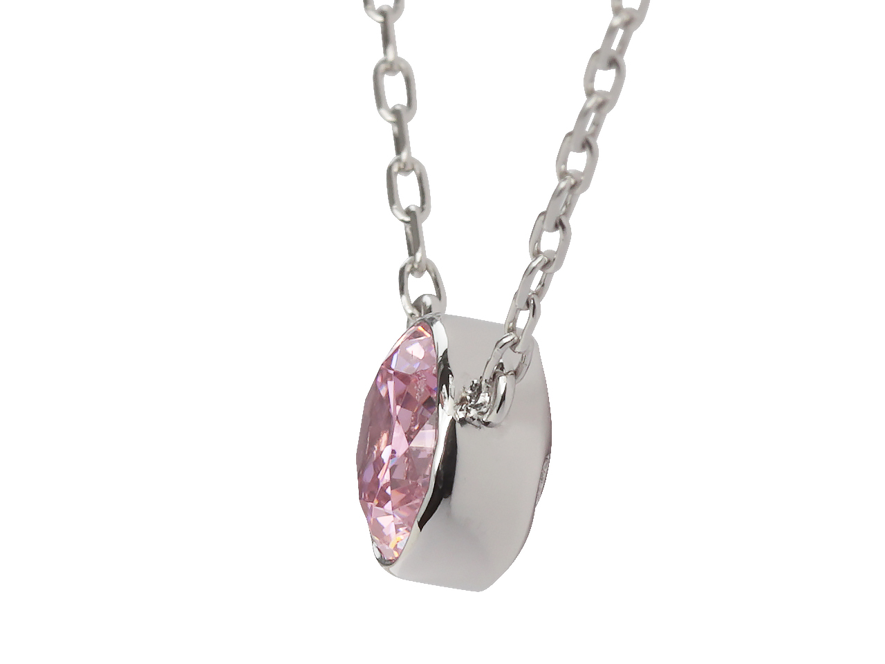 母の形見をネックレスへ。唯一の娘として受け継ぐピンクの輝き