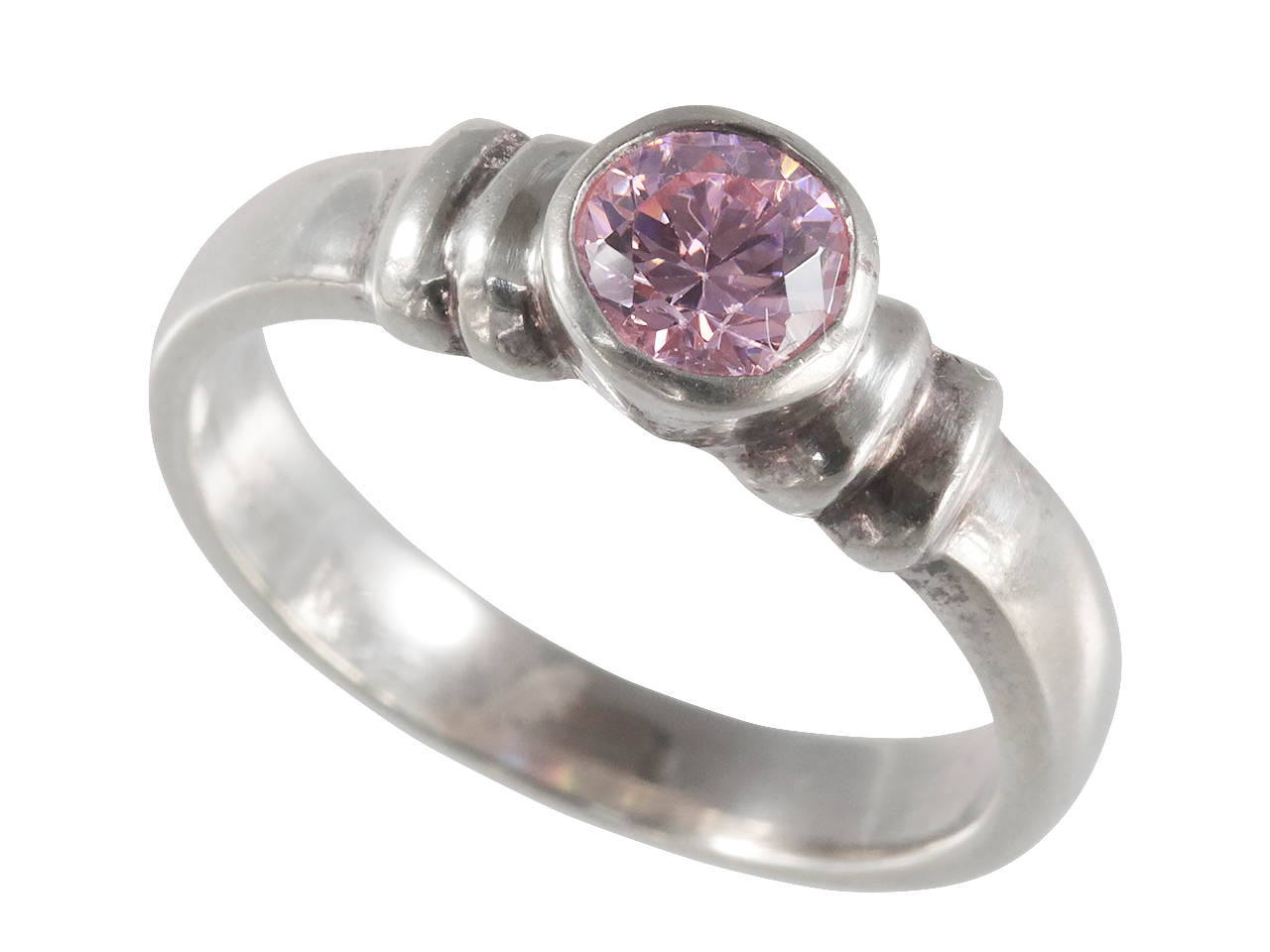 母の形見をネックレスへ。唯一の娘として受け継ぐピンクの輝き