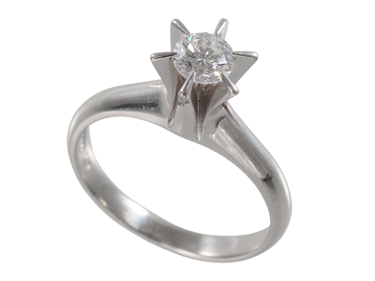 退職祝いに婚約指輪をリフォーム|外れない結婚指輪の悩みも解決