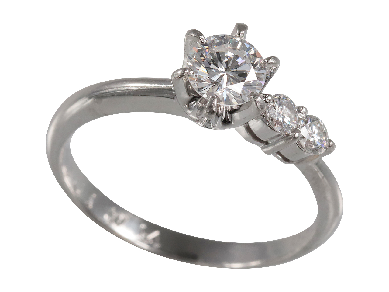 母の婚約指輪をリフォーム。三つの誕生石を重ねた婚約ネックレス