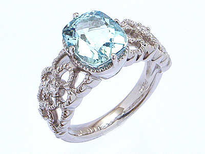 水色の宝石が涼しげに輝く指輪 クィーンズジュエリー
